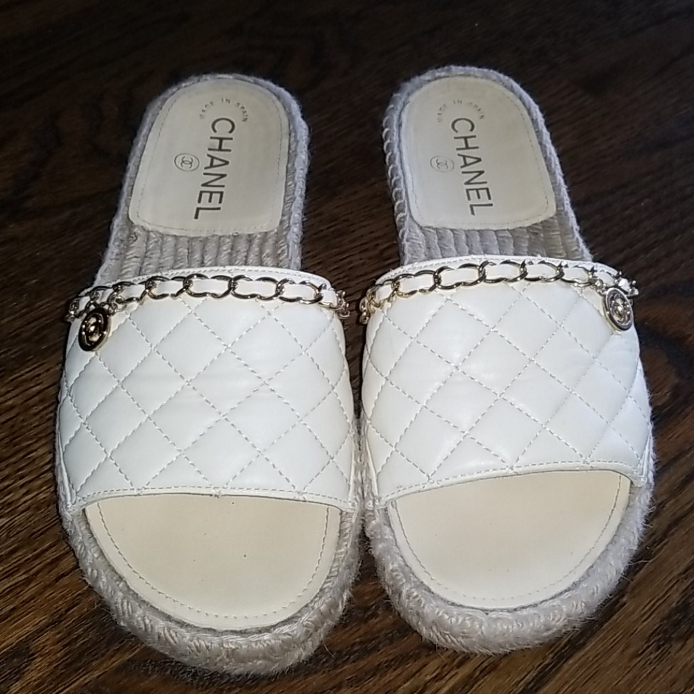 Chanel size 37 slides
